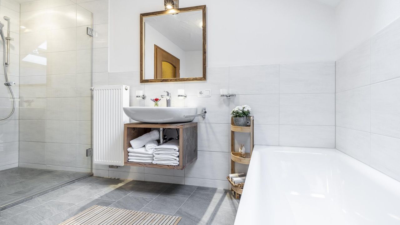 Badezimmer mit begehbarer Dusche Badezimmer mit begehbarer Dusche